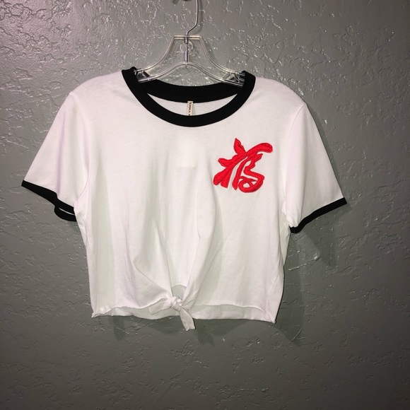 Emma & Sam Tops - Emma & Sam crop tee Emma & Sam Tops - Emma & Sam crop tee